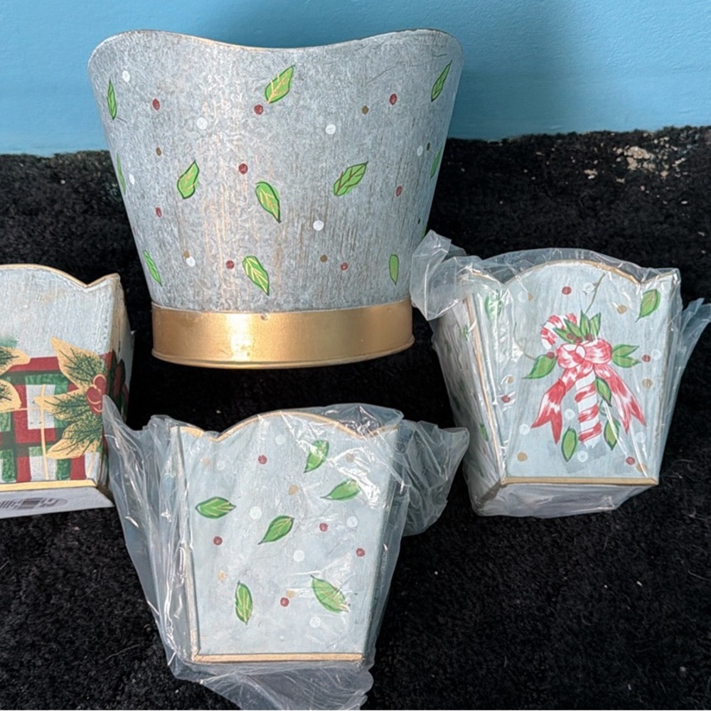 Holiday Decorative Floral Planter Set in Light Gray with Green Leaves
